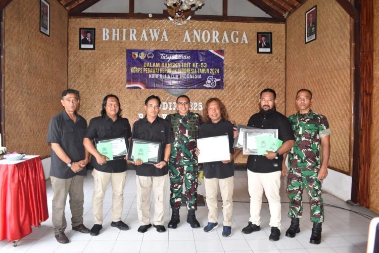 Dandim 0825/Banyuwangi Berikan Penghargaan Prajurit Berprestasi Dandim 0825/Banyuwangi Berikan Penghargaan Prajurit Berprestasi