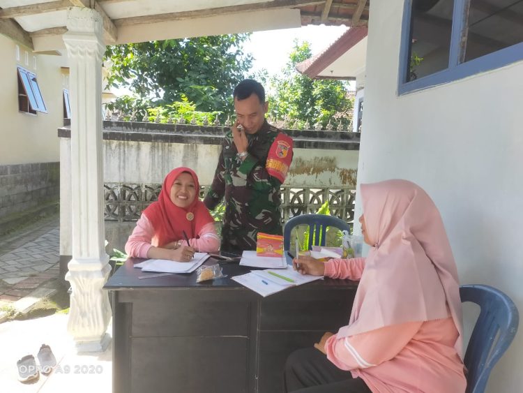 Babinsa Ringintelu Kawal Layanan Posyandu Jalak Hitam untuk Balita Babinsa Ringintelu Kawal Layanan Posyandu Jalak Hitam untuk Balita
