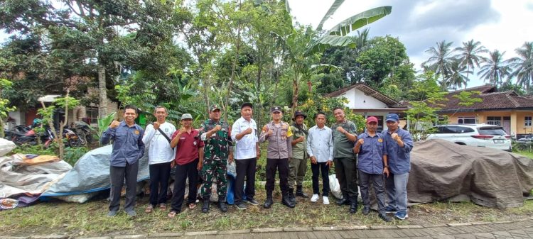 Dinas Kehutanan Jatim Serahkan Bantuan Alat Produktif untuk KTH Desa Bayu