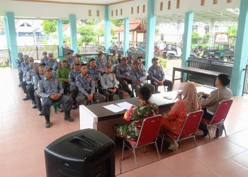 Babinsa Koramil 0825/05 Kalibaru Berikan Pembinaan kepada Linmas Desa Banyuanyar untuk Perkuat Kamtibmas