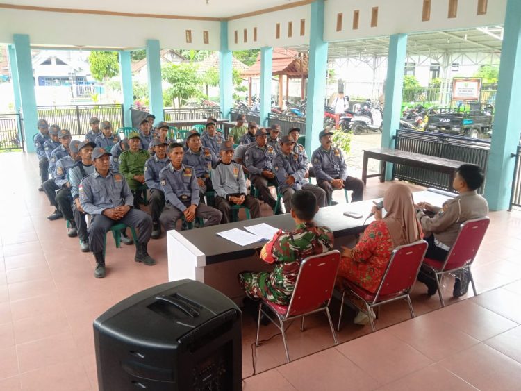 Babinsa Koramil 0825/05 Kalibaru Berikan Pembinaan kepada Linmas Desa Banyuanyar untuk Perkuat Kamtibmas