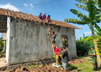 Gotong Royong Pemasangan Atap Rumah Warga di Desa Sukomaju, Srono