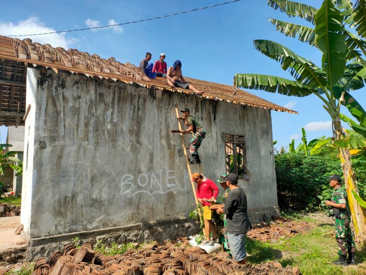 Gotong Royong Pemasangan Atap Rumah Warga di Desa Sukomaju, Srono