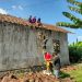 Gotong Royong Pemasangan Atap Rumah Warga di Desa Sukomaju, Srono