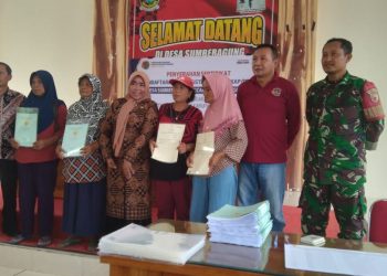 Babinsa Desa Sumberagung Kawal Pembagian Sertifikat Tanah PTSL, Warga Raih Kepastian Hukum