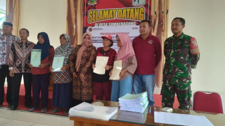 Babinsa Desa Sumberagung Kawal Pembagian Sertifikat Tanah PTSL, Warga Raih Kepastian Hukum Babinsa Desa Sumberagung Kawal Pembagian Sertifikat Tanah PTSL, Warga Raih Kepastian Hukum