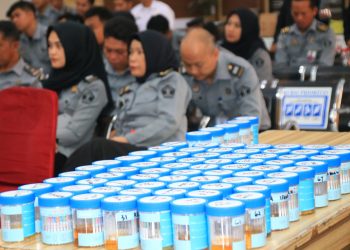 Pastikan Kebersihan dari Narkoba, Pegawai Lapas Banyuwangi Jalani Tes Urine Mendadak