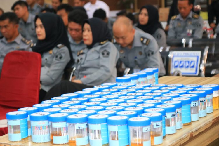 Pastikan Kebersihan dari Narkoba, Pegawai Lapas Banyuwangi Jalani Tes Urine Mendadak