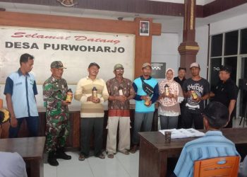 Babinsa Purwoharjo Pantau Pembagian Pupuk Cair, Dorong Peningkatan Produktivitas Pertanian