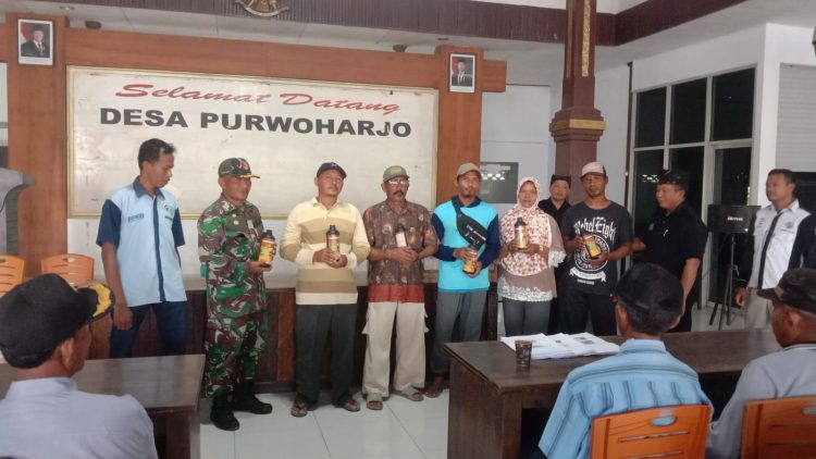 Babinsa Purwoharjo Pantau Pembagian Pupuk Cair, Dorong Peningkatan Produktivitas Pertanian