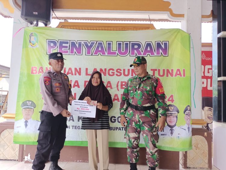 Babinsa Desa Kedunggebang Awasi Penyaluran BLT-DD 2024, Pastikan Bantuan Sampai ke Warga yang Tepat