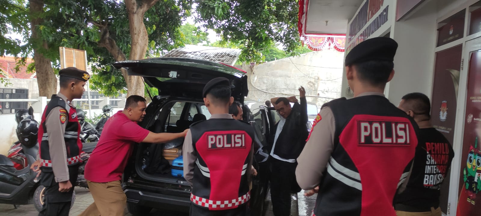 Polresta Banyuwangi Pastikan Pengiriman Hasil Pilgub Jatim ke KPU Aman dan Transparan