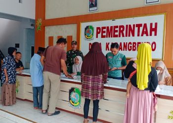 Babinsa Rogojampi Kawal Distribusi Beras Bulog ke 616 Keluarga Kurang Mampu