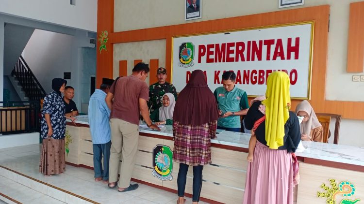 Babinsa Rogojampi Kawal Distribusi Beras Bulog ke 616 Keluarga Kurang Mampu