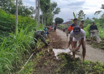Babinsa dan Warga Kalibaru Manis Bersama-Sama Bersihkan Saluran Air