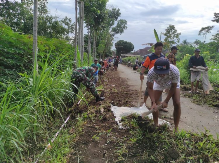 Babinsa dan Warga Kalibaru Manis Bersama-Sama Bersihkan Saluran Air