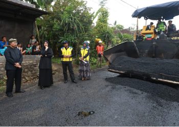 Jelang Akhir Tahun, Bupati Ipuk Pantau Langsung Progres Pembangunan Jalan