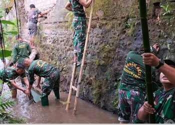 Koramil 0825/07 Cluring Gelar Karya Bakti Bersihkan Sungai, Antisipasi Banjir
