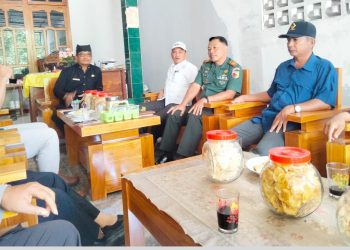 Babinsa dan Danramil Kawal Pembagian Bansos PTPN I untuk Warga Desa Kandangan