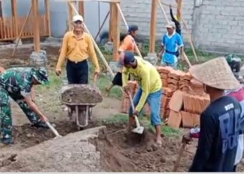 Karya Bakti TNI dan Warga untuk Pengurukan Pujasera di Balai Dusun Sumberjambe