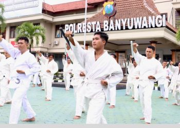 Asah Kemampuan, Personel Polresta Banyuwangi Lakukan Latihan Beladiri