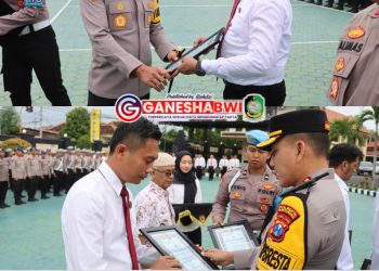 Kapolresta Banyuwangi Anugerahkan Penghargaan kepada Personel dan Warga Berprestasi