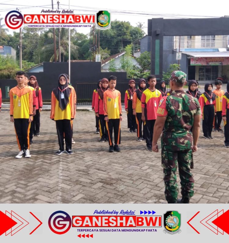 Babinsa Koramil 16 Glenmore Latih PBB Siswa MTs Negeri 6 Banyuwangi untuk Bentuk Disiplin dan Karakter