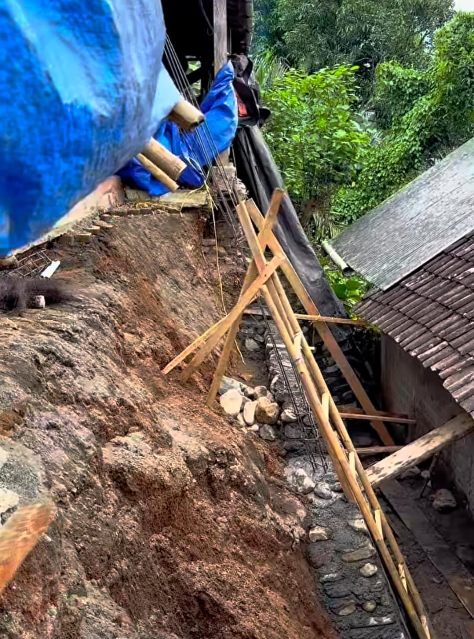 Dandim 0825 Banyuwangi Kunjungi Korban Longsor di Sarongan, Serahkan Bantuan untuk Pemulihan