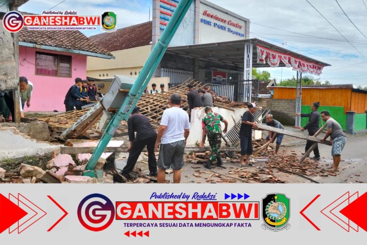 Babinsa Koramil Rogojampi Bersama Warga Bersihkan Puing Tempat Parkir yang Roboh