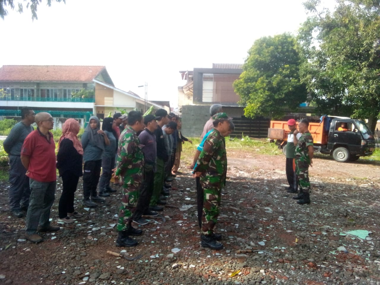 Tingkatkan Kebersihan, Koramil 03/Serengan Gelar Kerja Bakti Bersama Warga