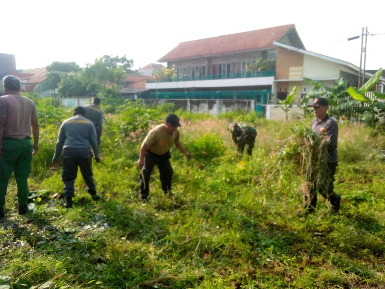 Tingkatkan Kebersihan, Koramil 03/Serengan Gelar Kerja Bakti Bersama Warga