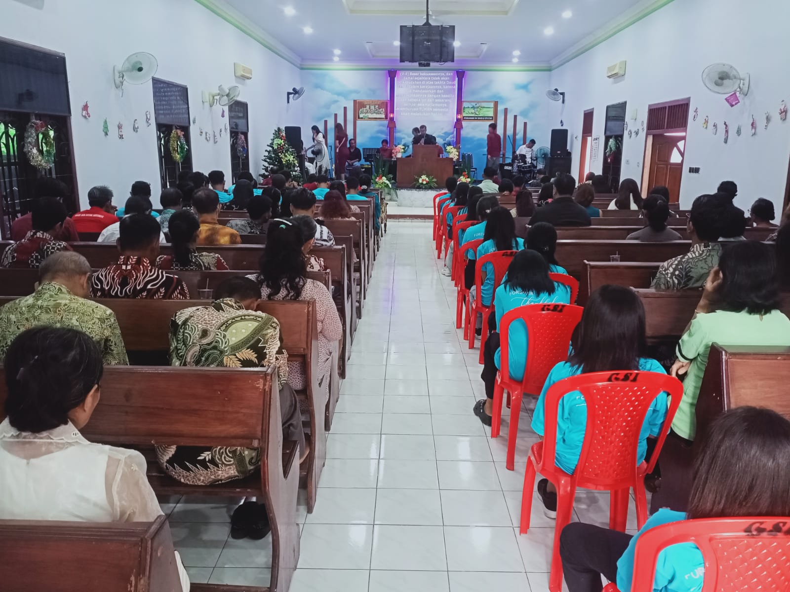 Babinsa Koramil 0825/09 Tegaldlimo Kawal Khidmatnya Ibadah Natal di Gereja Mawar Saron
