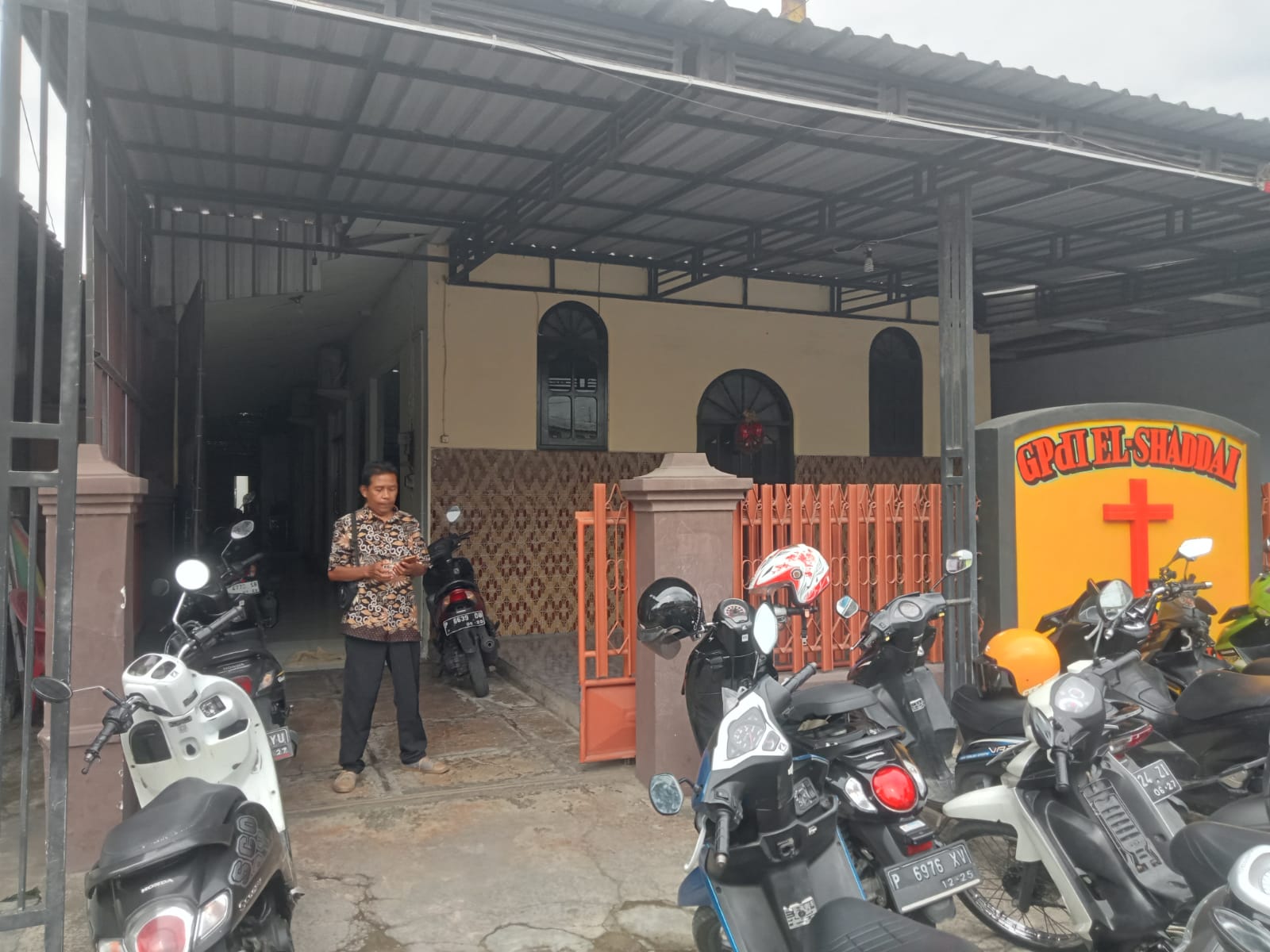 Babinsa Koramil 0825/17 Muncar Pantau Kebaktian Natal di GPDI El Shaddai Sumberayu dengan Lancar