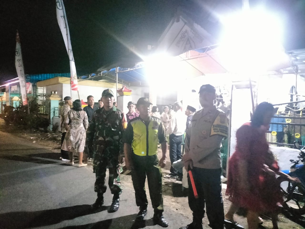 Babinsa Kandangan Jaga Kedamaian Perayaan Natal di GKJW Pesanggaran
