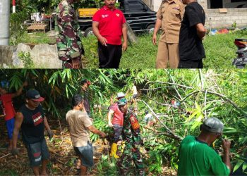 Gotong Royong Babinsa Muncar dan Warga Bersihkan Sungai Cegah Banjir