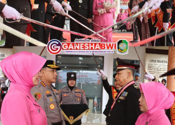 Khidmat, Polresta Banyuwangi Gelar Tradisi Pedang Pora untuk Bhayangkara Purnabakti