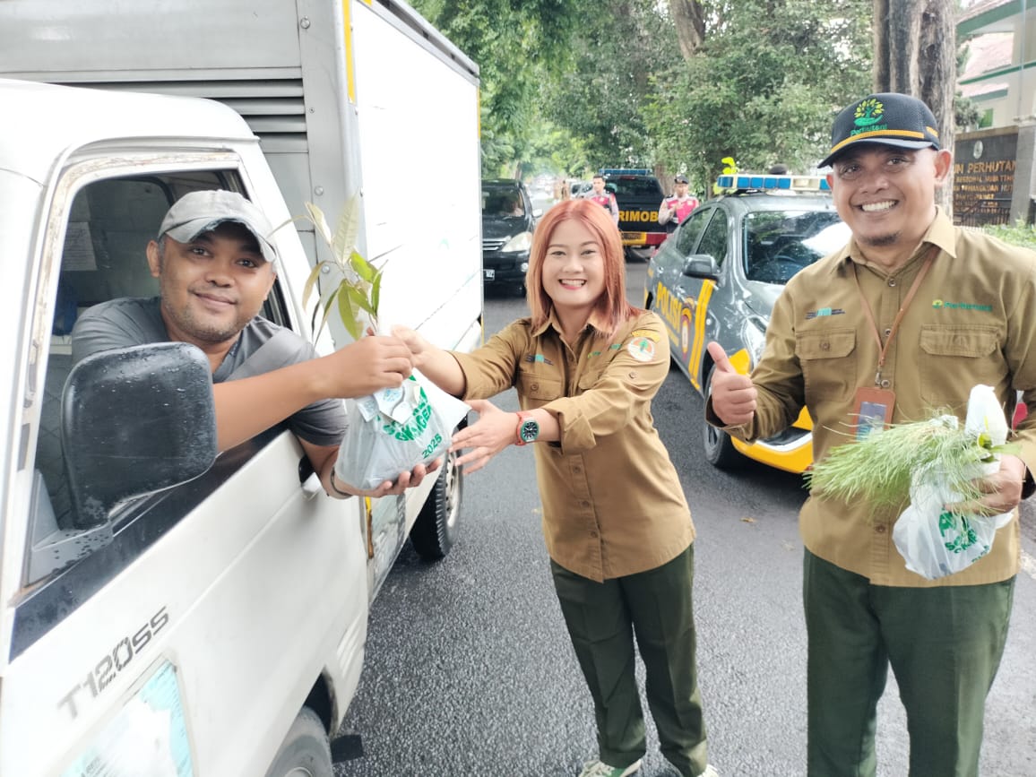 Perhutani Banyuwangi Raya Gandeng Stakeholder Bagikan 2025 Bibit Pohon untuk Pelestarian Lingkungan