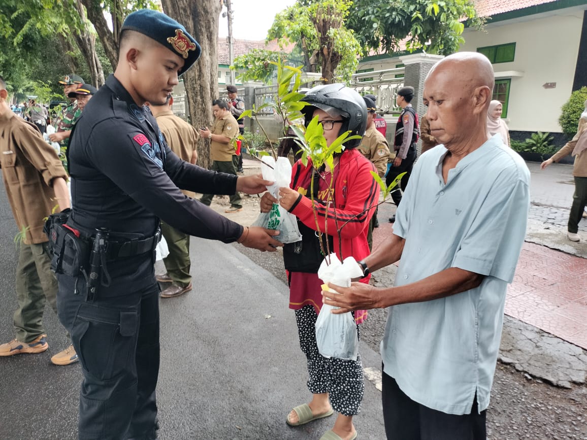 Perhutani Banyuwangi Raya Gandeng Stakeholder Bagikan 2025 Bibit Pohon untuk Pelestarian Lingkungan