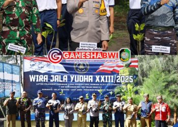 Dandim 0825 Banyuwangi Pimpin Bersih Pantai dan Tanam Mangrove di Pantai Cemara