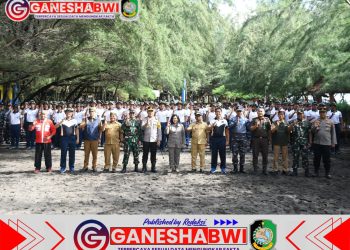 Lanal Banyuwangi Bersama Satgas Jala Wira Yudha Gelar Konservasi Lingkungan di Pantai Cemara