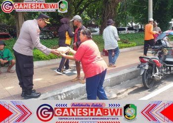 Polresta Banyuwangi Bagikan Nasi Kotak di Jumat Berkah, Bukti Kepedulian kepada Warga