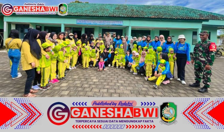 Keceriaan Siswa TK Islam Darul Mutqin Belajar Bersama di Makoramil 0825/17 Muncar