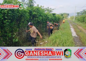 Babinsa Desa Ringintelu Bersama Petani Perbaiki Saluran Irigasi Demi Mendukung Ketahanan Pangan
