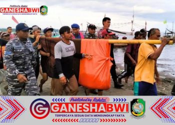 Prajurit Lanal Banyuwangi Evakuasi Korban Tenggelam di Perairan Tanjung Wedi Situbondo