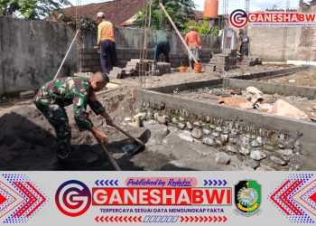 Babinsa Koramil Glenmore Bantu Warga Bangun Rumah, Wujud Sinergi TNI dan Rakyat