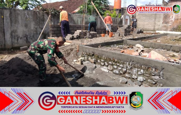 Babinsa Koramil Glenmore Bantu Warga Bangun Rumah, Wujud Sinergi TNI dan Rakyat