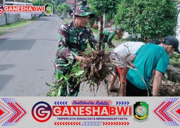Koramil 0825/14 Kabat dan Warga Desa Pondoknongko Bersihkan Saluran Air Cegah Banjir