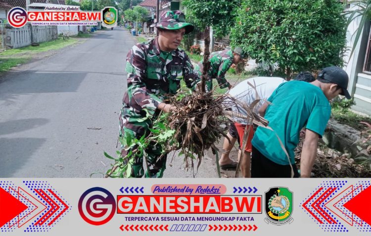 Koramil 0825/14 Kabat dan Warga Desa Pondoknongko Bersihkan Saluran Air Cegah Banjir