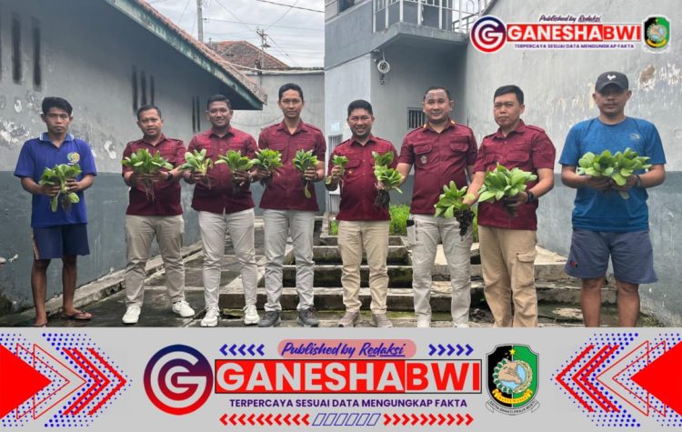 Lapas Banyuwangi Salurkan Sayuran Hasil Panen untuk Keluarga Warga Binaan