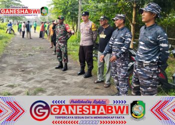 Babinsa Koramil 0825/17 Muncar dan Warga Desa Kumendung Gotong Royong Bersihkan Pantai Sempadan